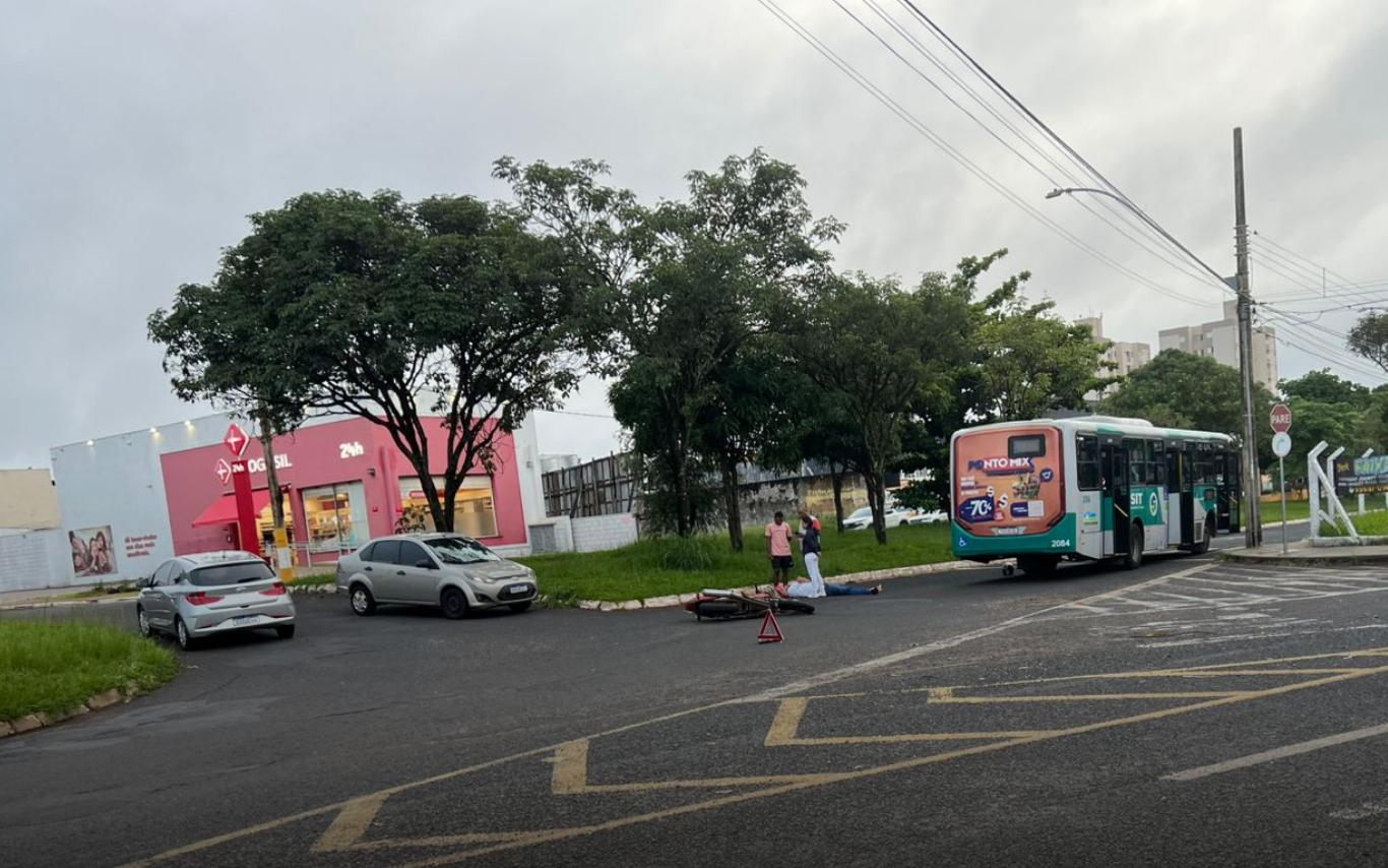 Acidente entre moto e ônibus em Uberlândia.