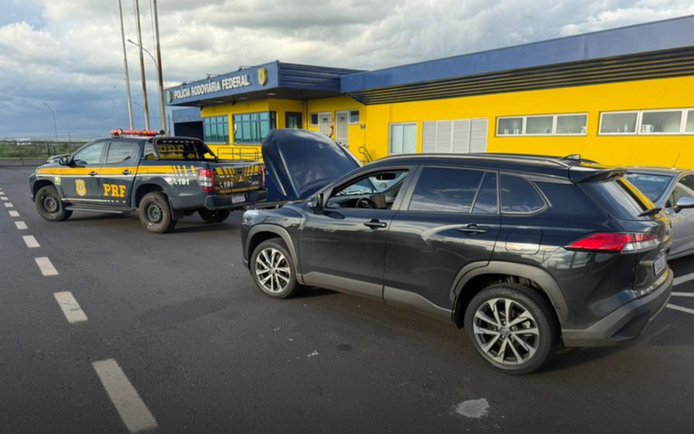 Carro recuperado pela PRF em Uberaba.
