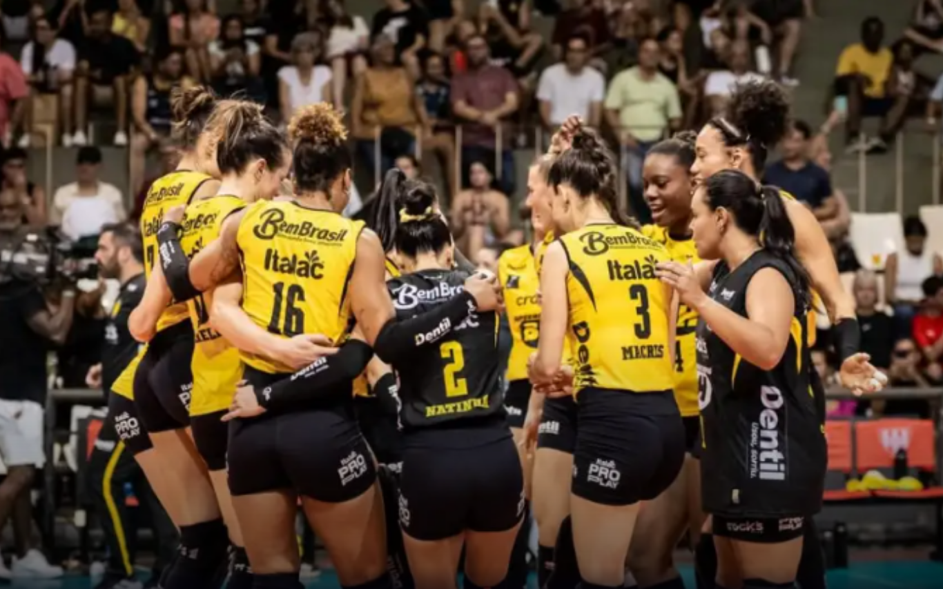 Time do Uberlândia celebra ponto.