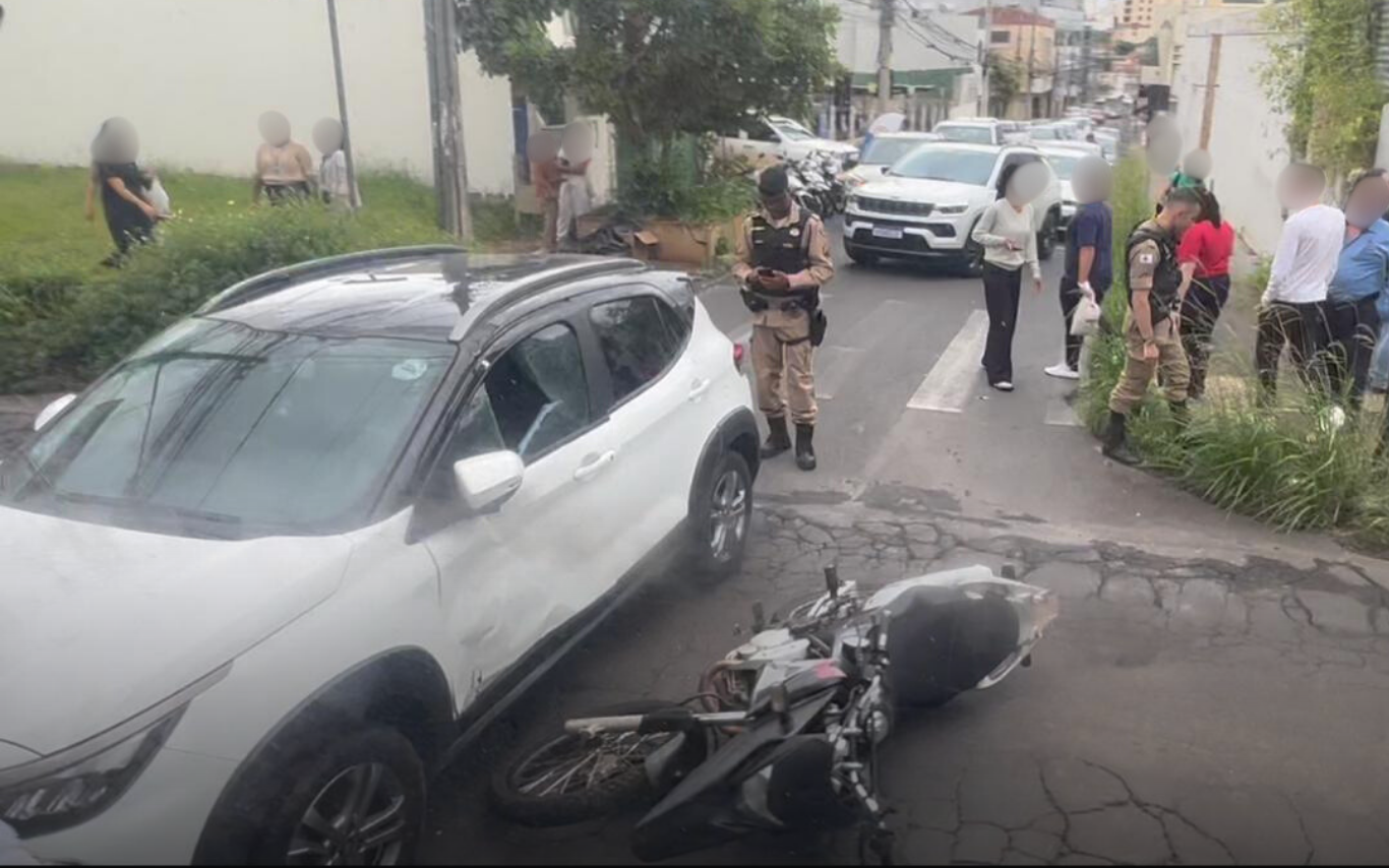 Acidente na Avenida João Pinheiro, em Uberlândia.