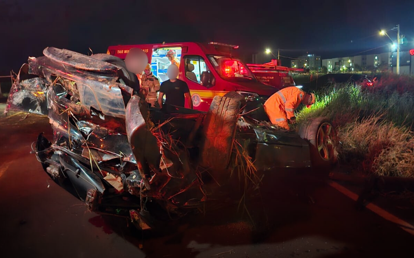 Capotamento em rotatória no Shopping Park