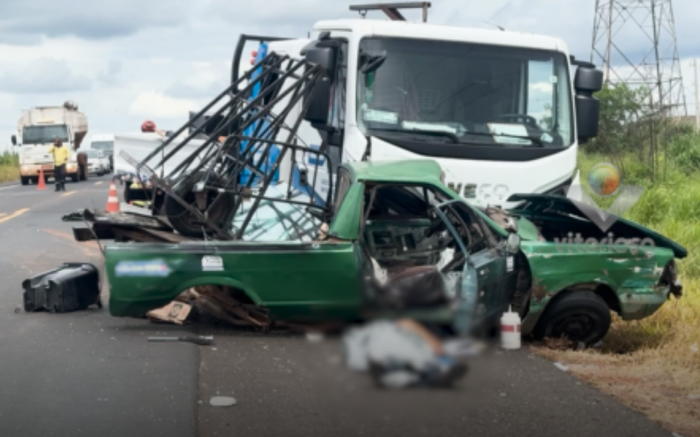 Acidente grave entre caminhão e caminhonete em Uberlândia