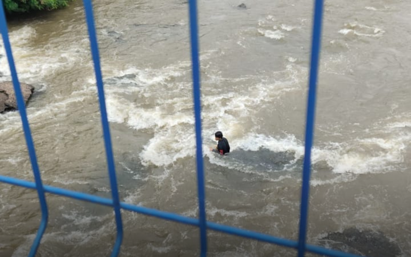 Jovem ilhada no Rio Uberabinha