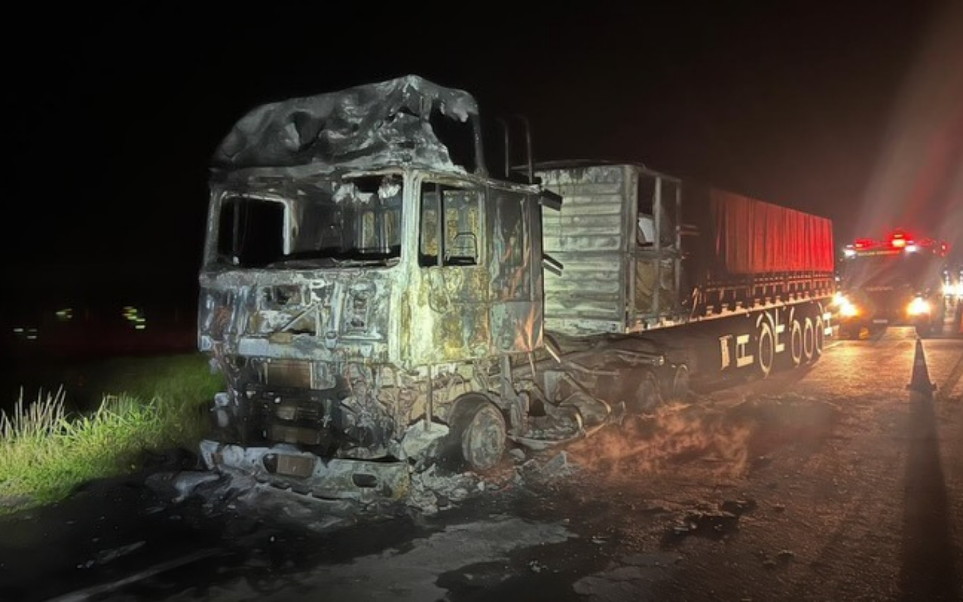 Carreta incendiada em Ituiutaba