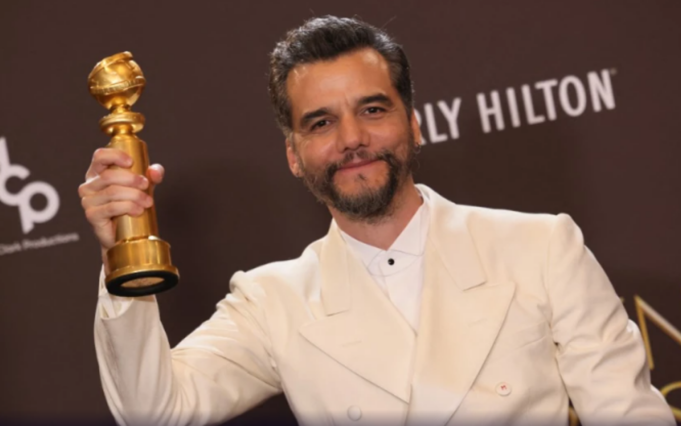 O ator brasileiro Wagner Moura posa na sala de imprensa com o prêmio de Melhor Ator em Filme Dramático por “O Agente Secreto” durante a 83ª edição do Globo de Ouro, no hotel Beverly Hilton, em Beverly Hills, Califórnia, em 11 de janeiro de 2026.