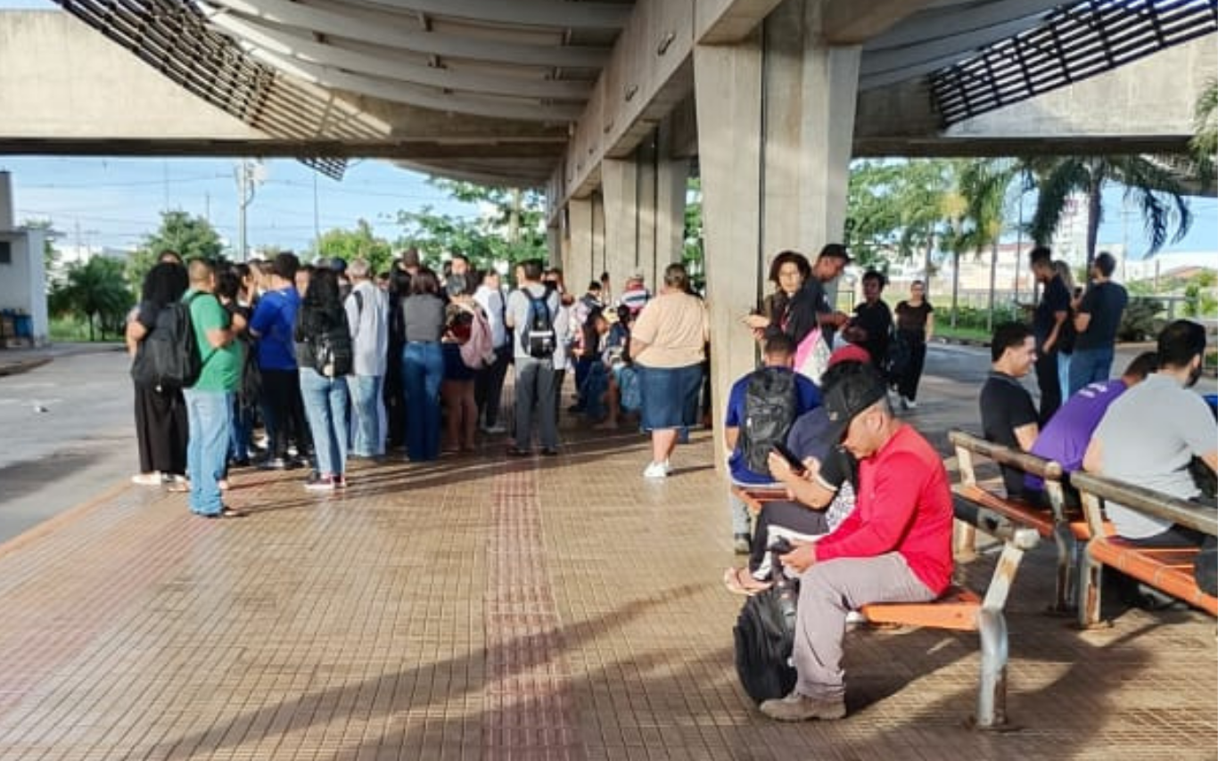 Pessoas aguardando passagem de ônibus durante paralisação
