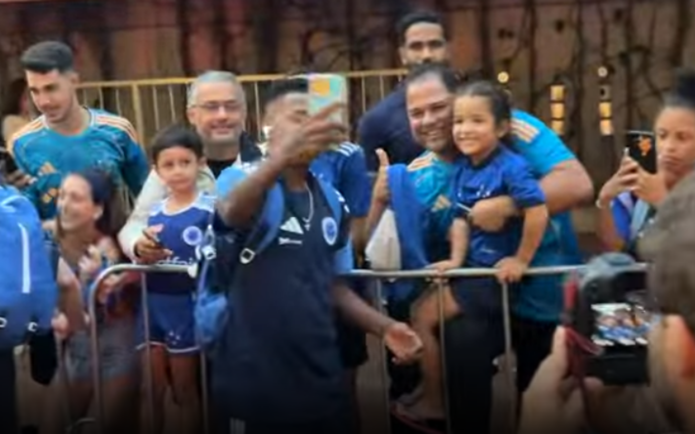 Torcida do Cruzeiro recepciona jogadores em Uberlândia