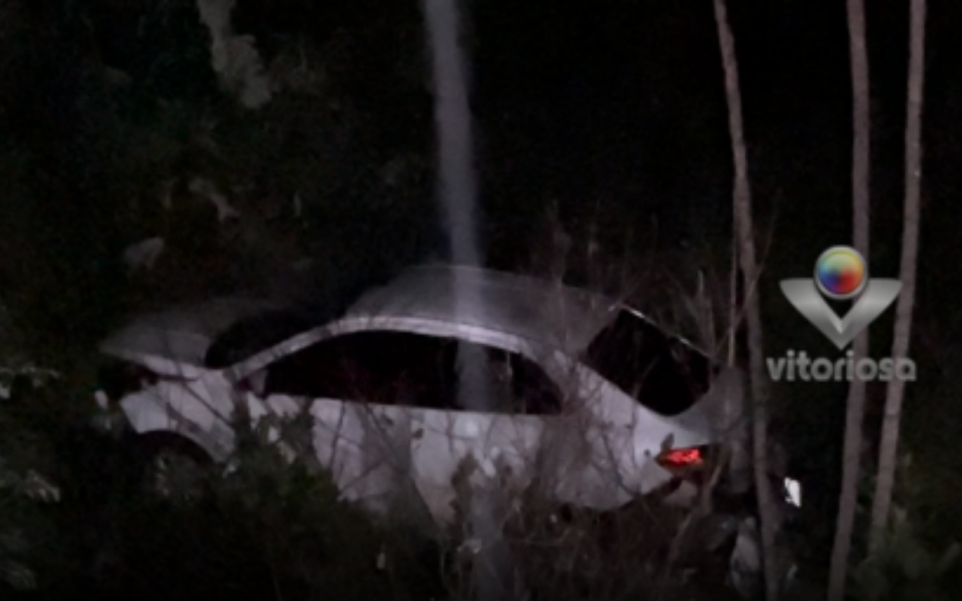 Carro de idoso preso em vala na MGC-497