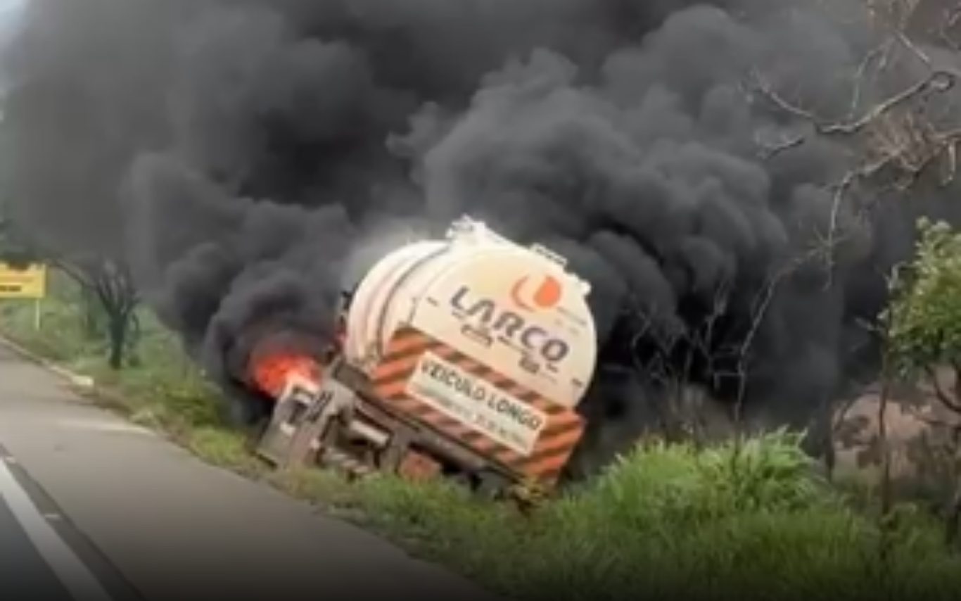 Incêndio em carreta na BR-365