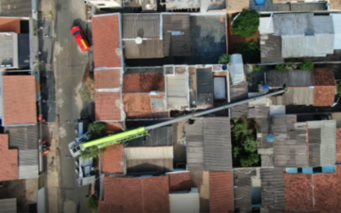 Imagem aérea do guindaste tombado