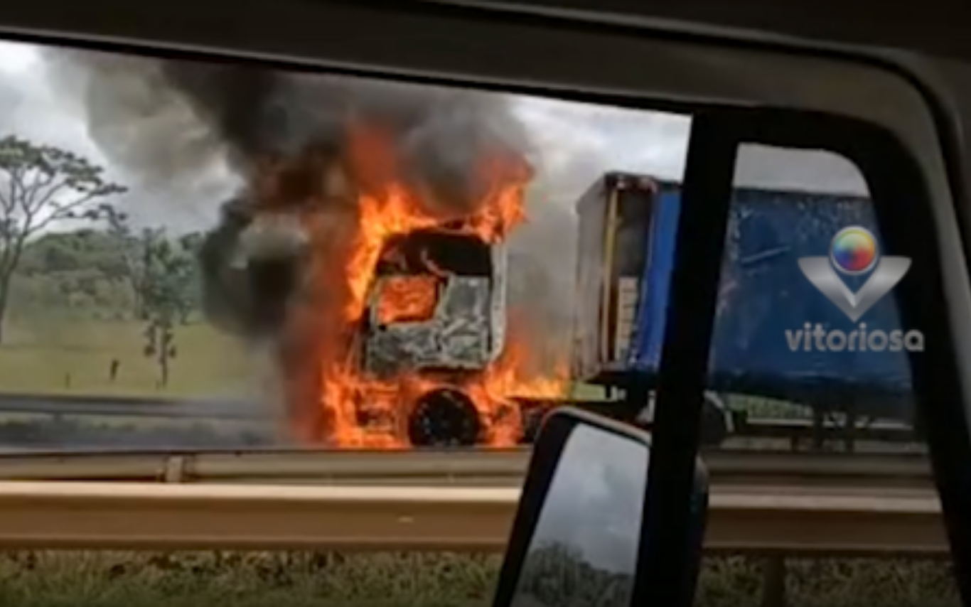Incêndio em carreta que levava sucos na BR-050