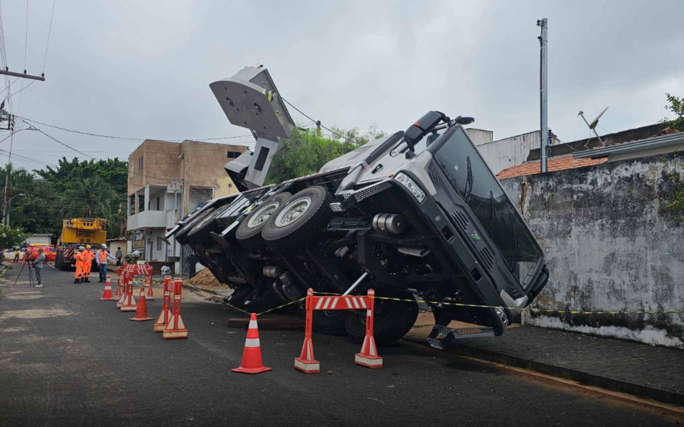 Guindaste tombado em Uberlândia