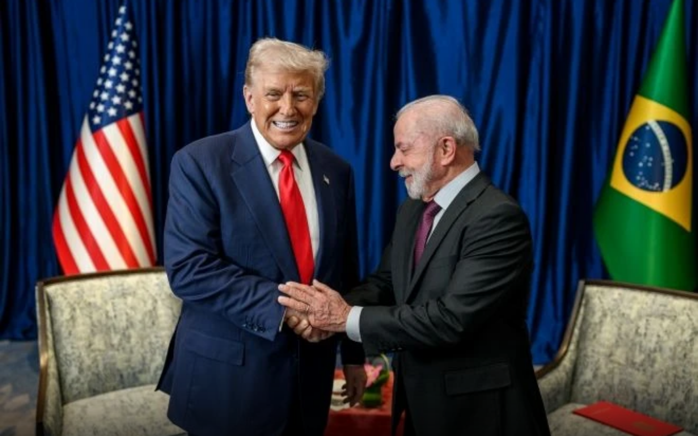 Donald Trump (à esquerda) e Lula (à direita) durante encontro em outubro de 2025