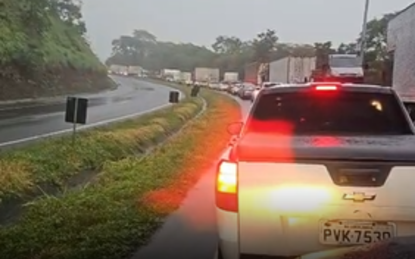 Engarrafamento na BR-050 causado por colisão entre carretas