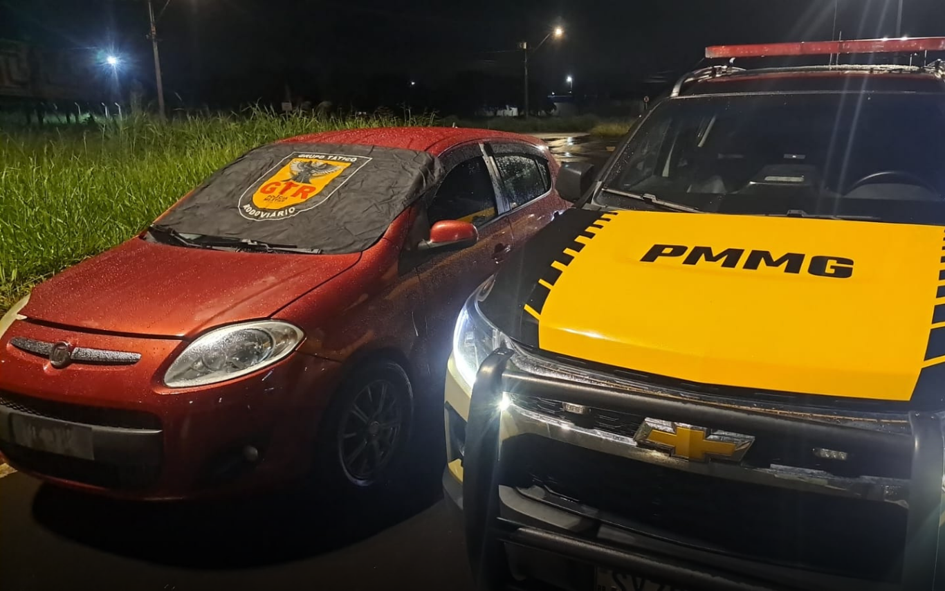 Carro recuperado pela Polícia Rodoviária
