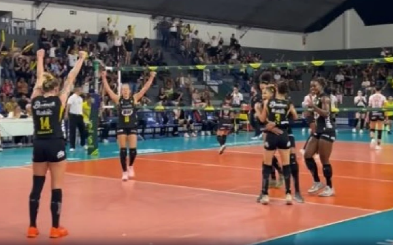 Dentil Praia Clube celebra vitória por 3 sets a 0 sobre o Sesi Bauru, pela Copa Brasil Feminina 2026