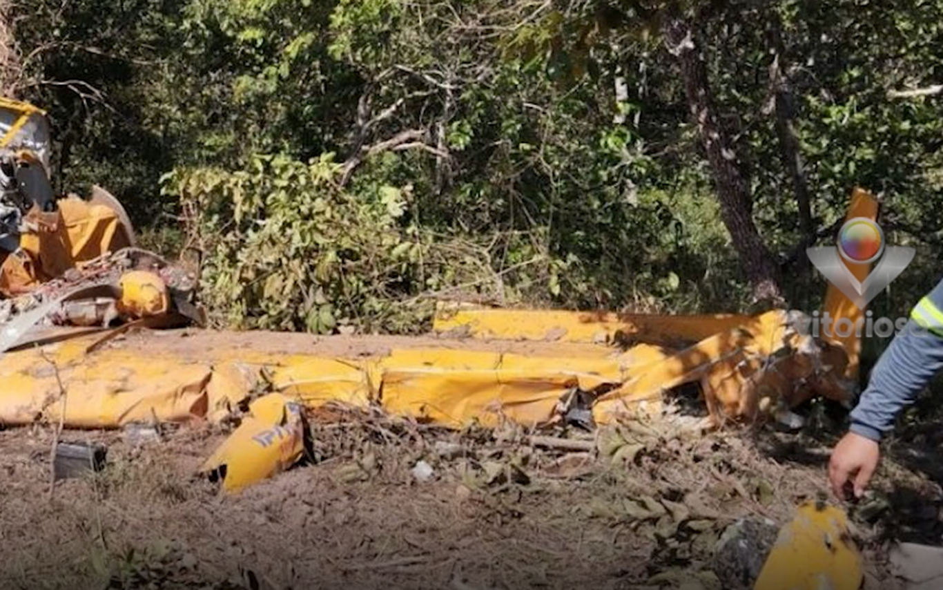 Avião agrícola após queda em Paracatu