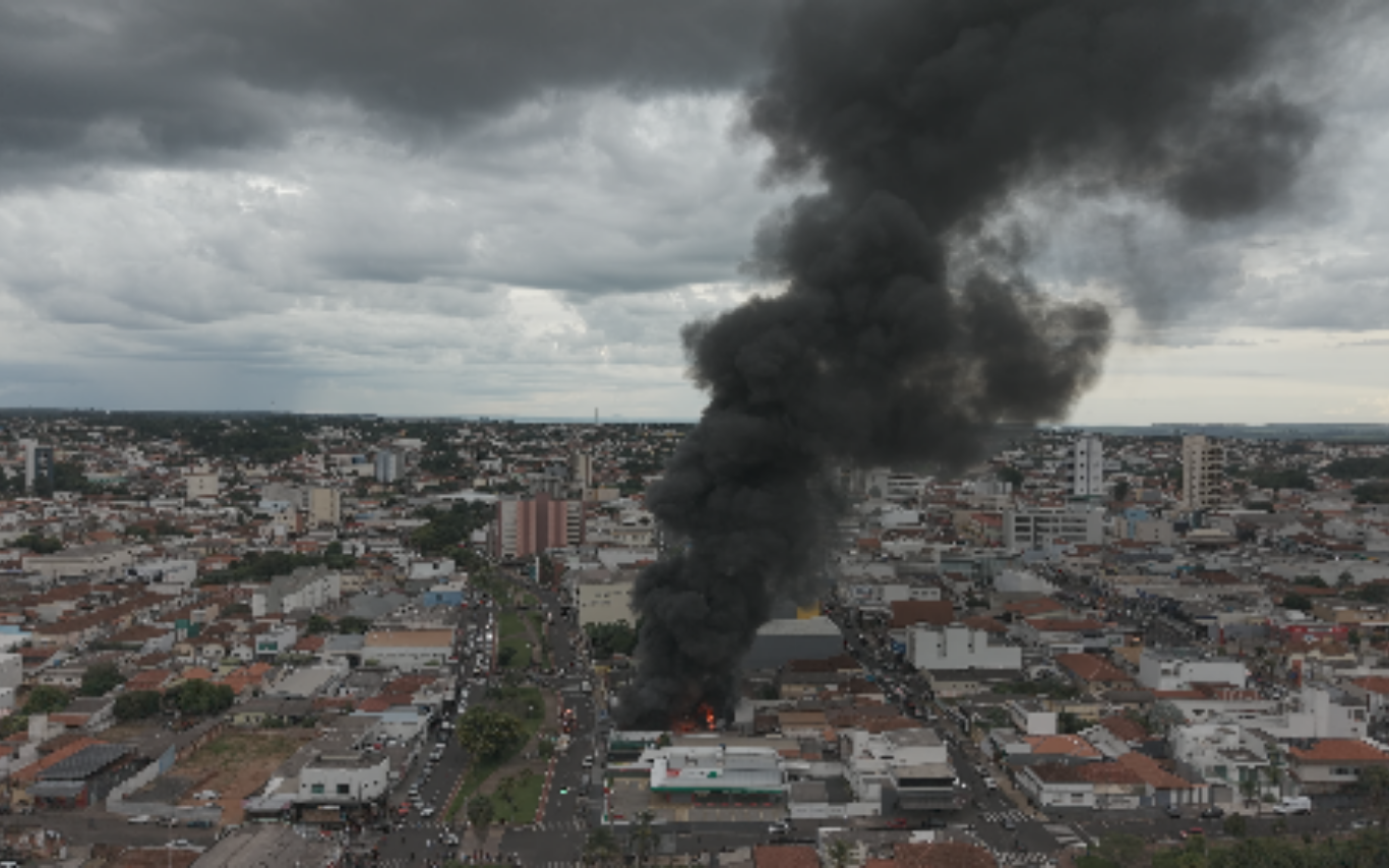 Incêndio de grandes proporções em Araguari