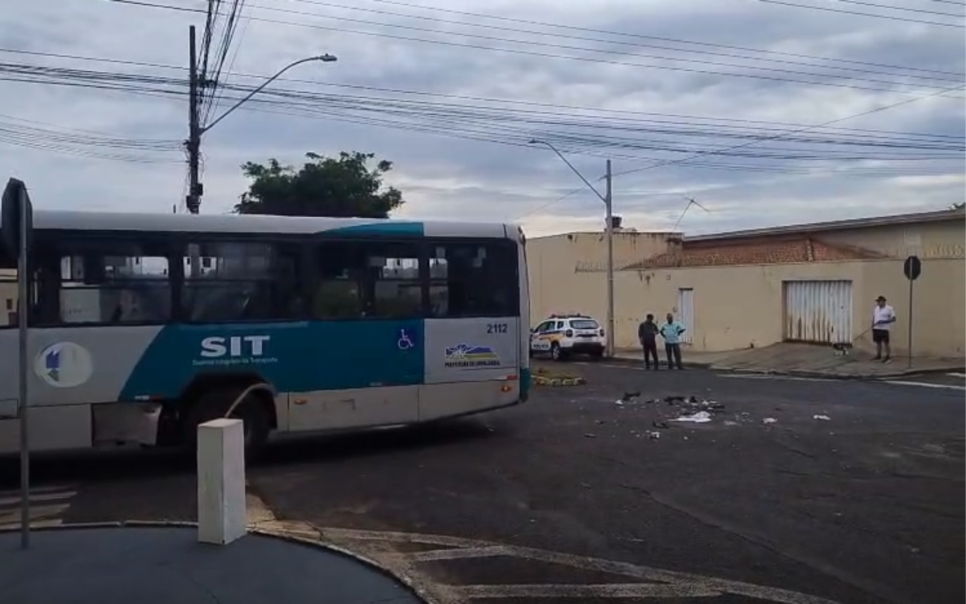 Acidente entre ônibus e motocicleta no Guarani