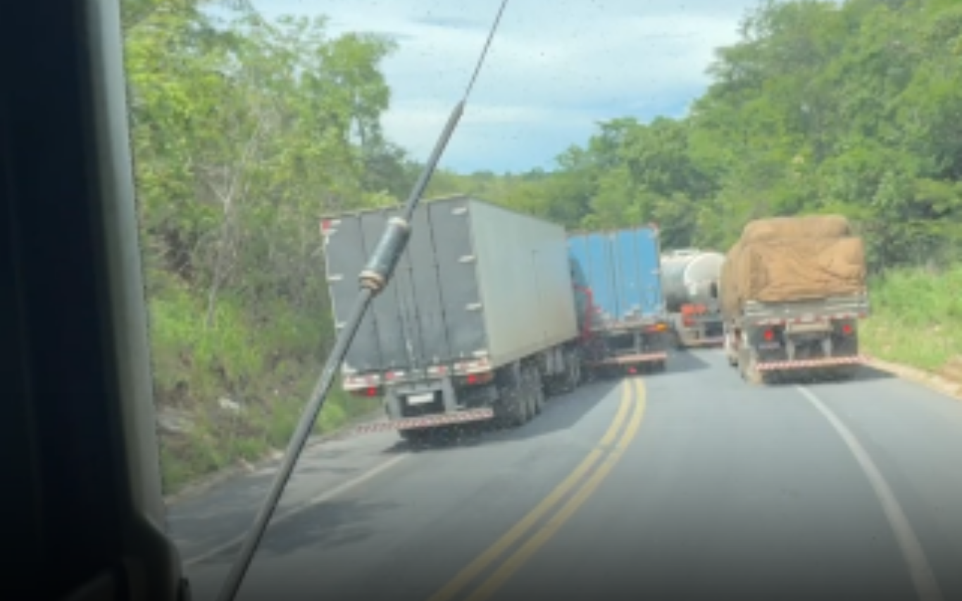 Acidente entre carretas na BR-251, na "Curva do Piso"