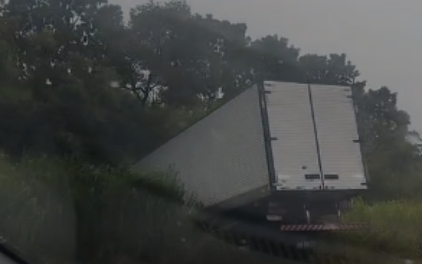 Acidente envolvendo caminhão no Anel Viário Ayrton Senna