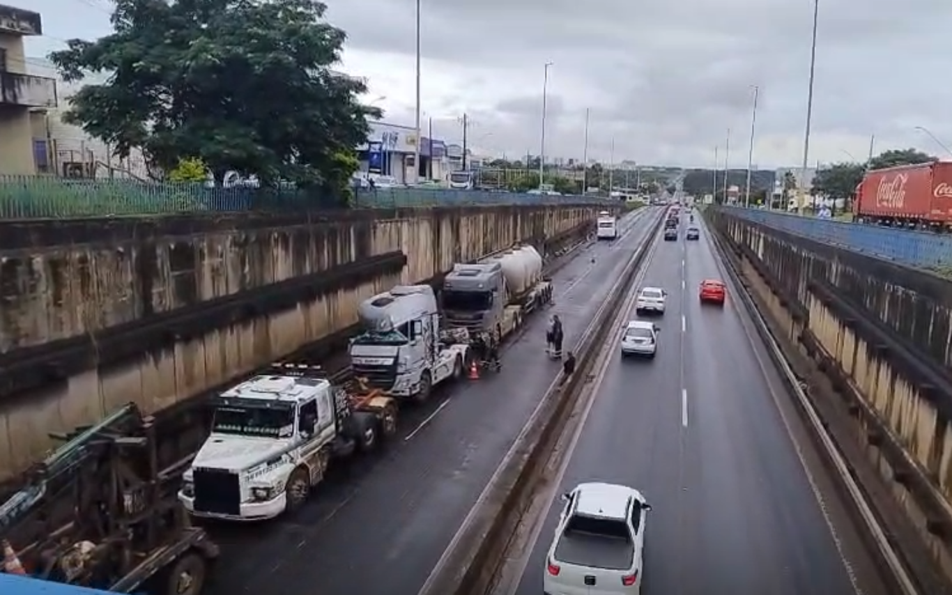 Caminhão batido na BR-050, gerando congestionamento