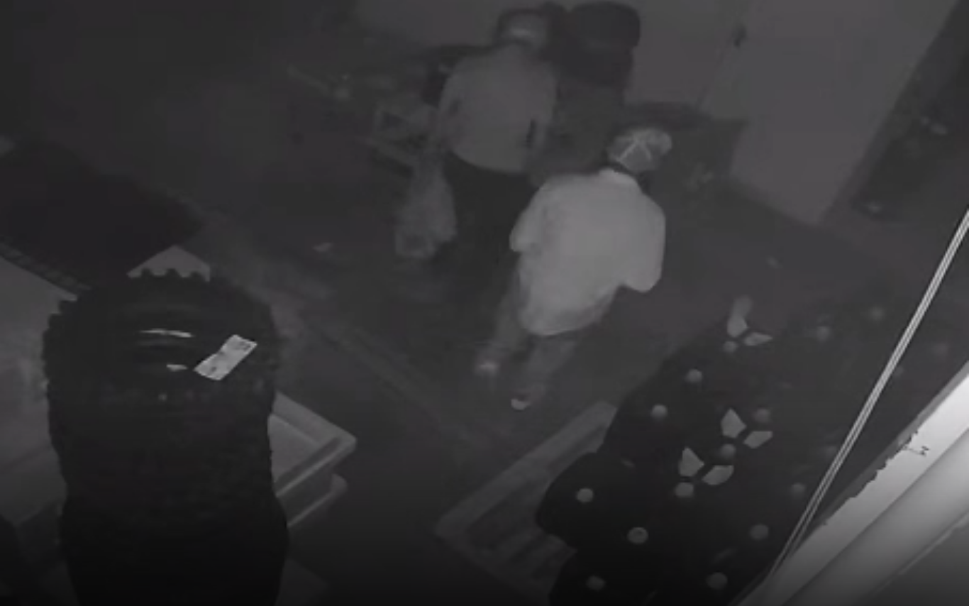 Homens fazem buraco em muro para furtar empresa em Araguari