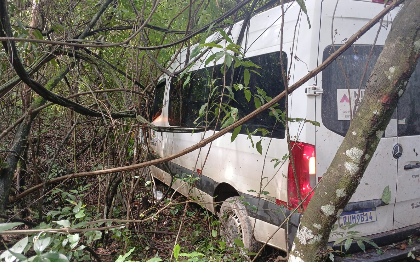 Van que saiu da pista próximo a Monte Carmelo