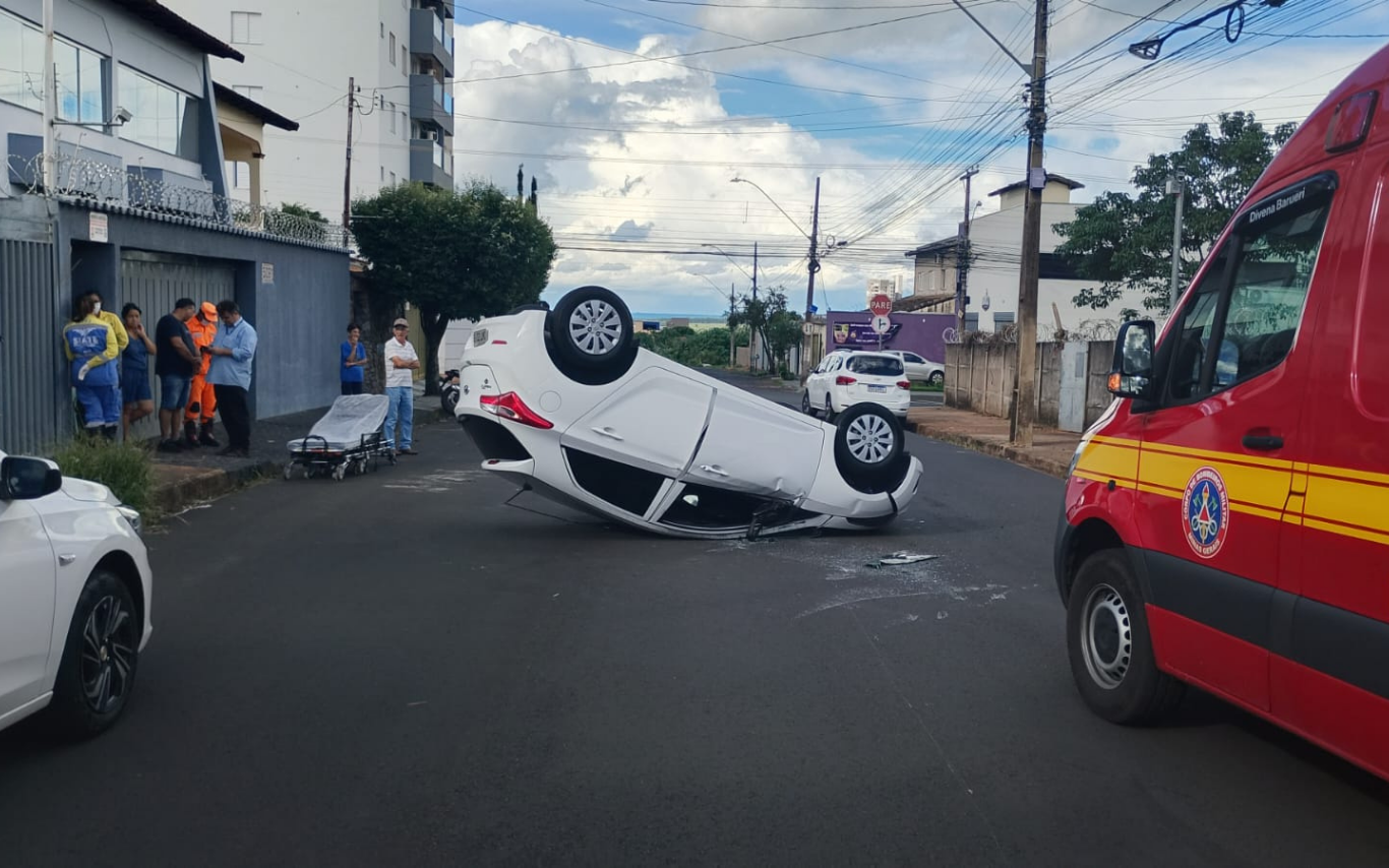 Capotamento registrado na Avenida Brasil