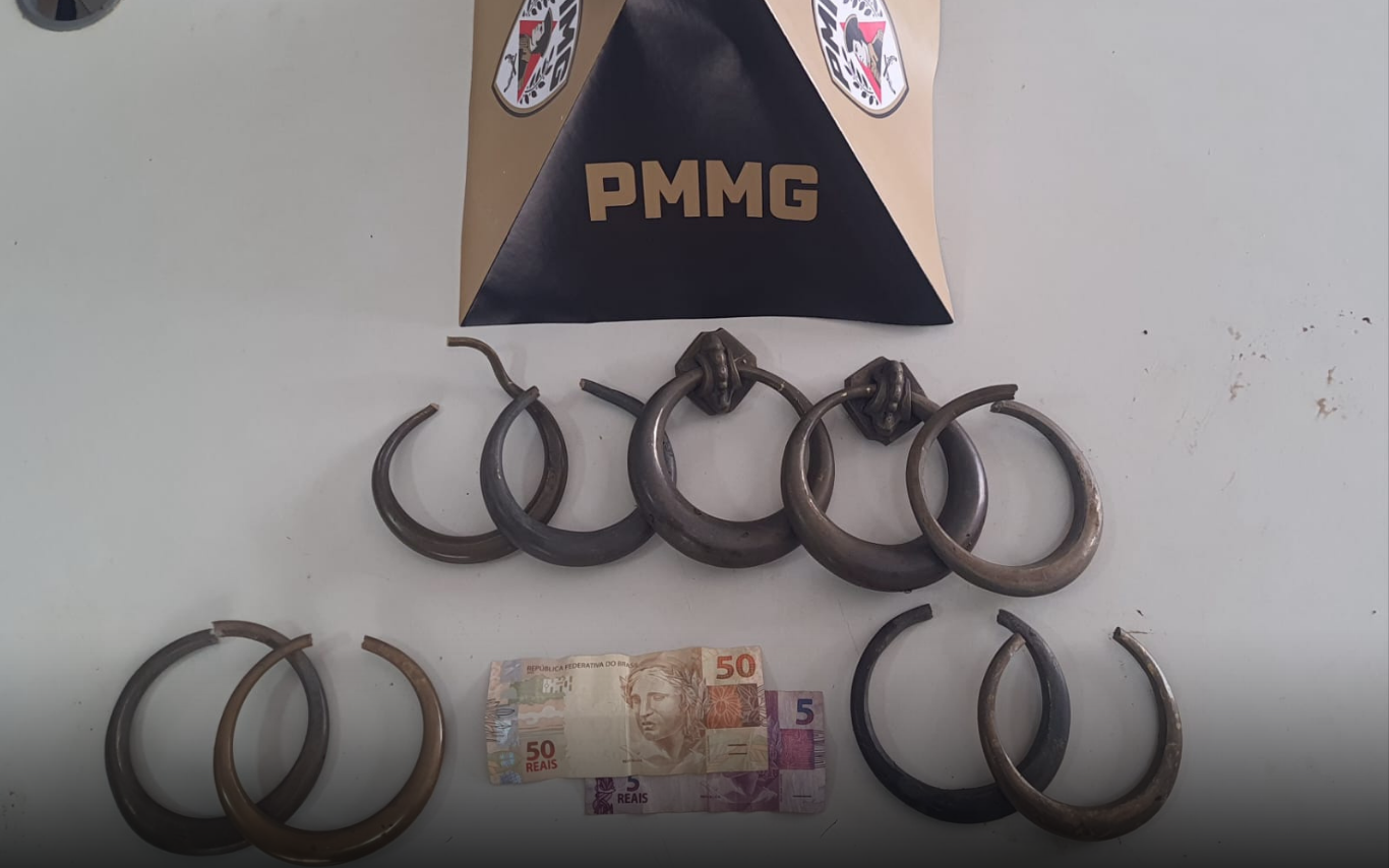 Itens roubados de sepulturas em cemitério de Araguari