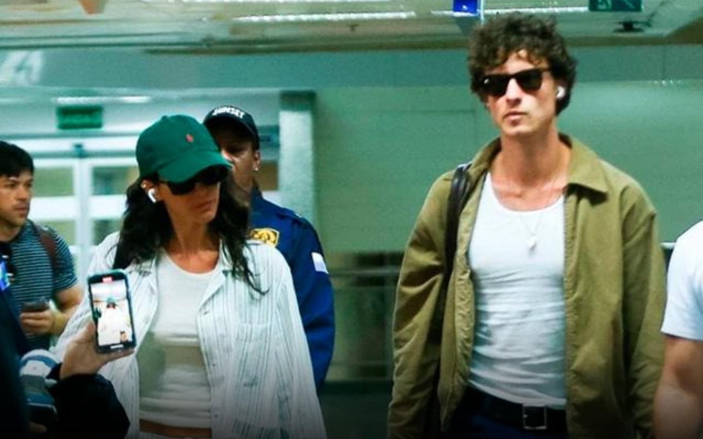 Bruna Marquezine e Shawn Mendes no aeroporto de Salvador