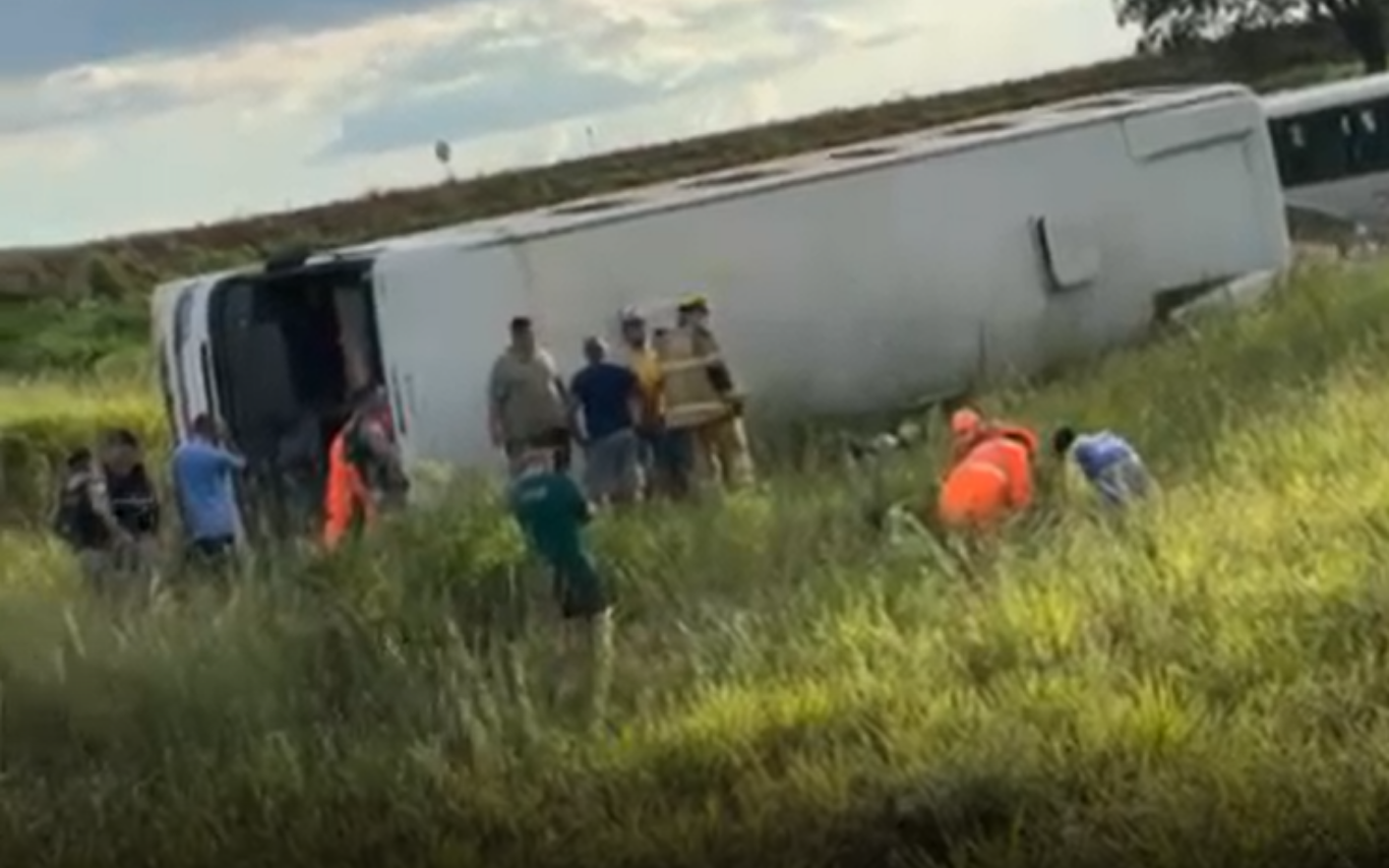 Ônibus que transportava trabalhadores tomba na MGC-455