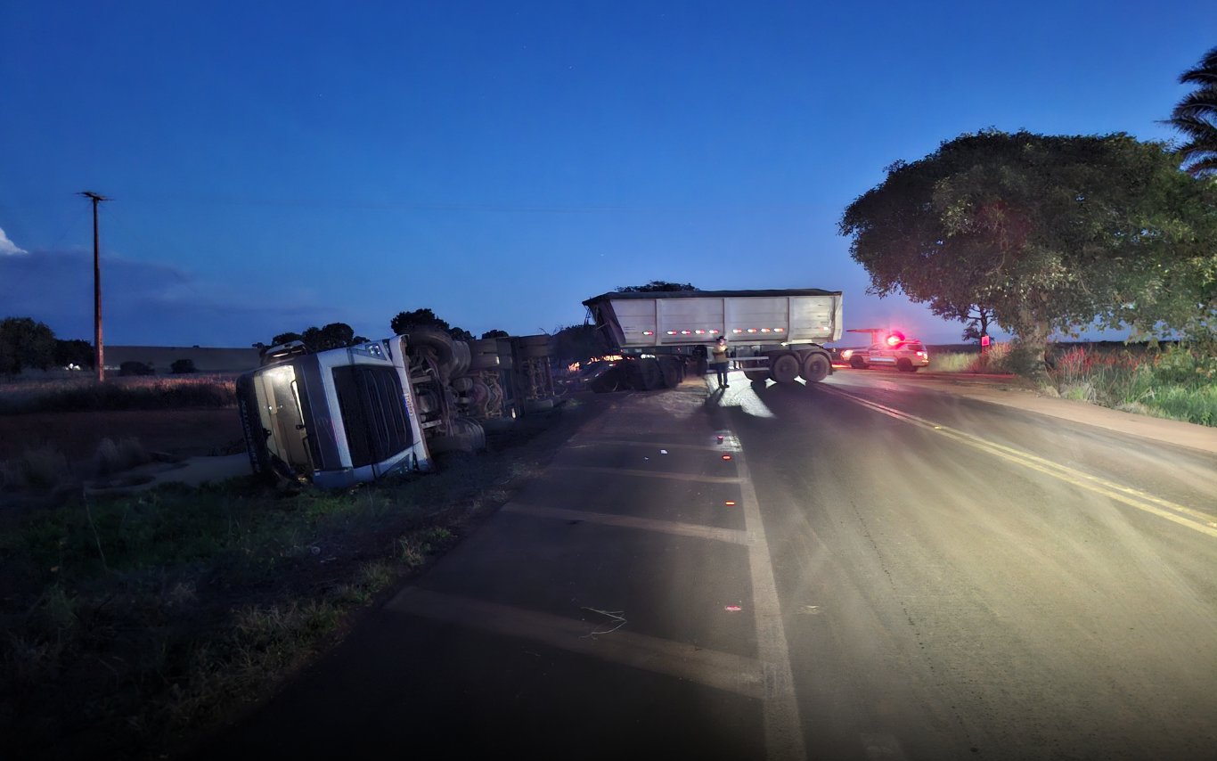 Caminhão tomba na MGC-154