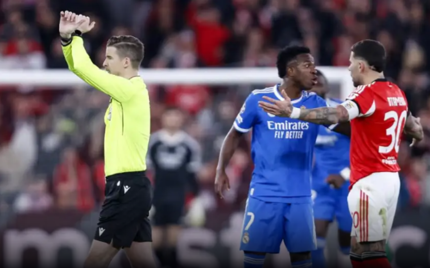 Vinicius Junior discute com Otamendi