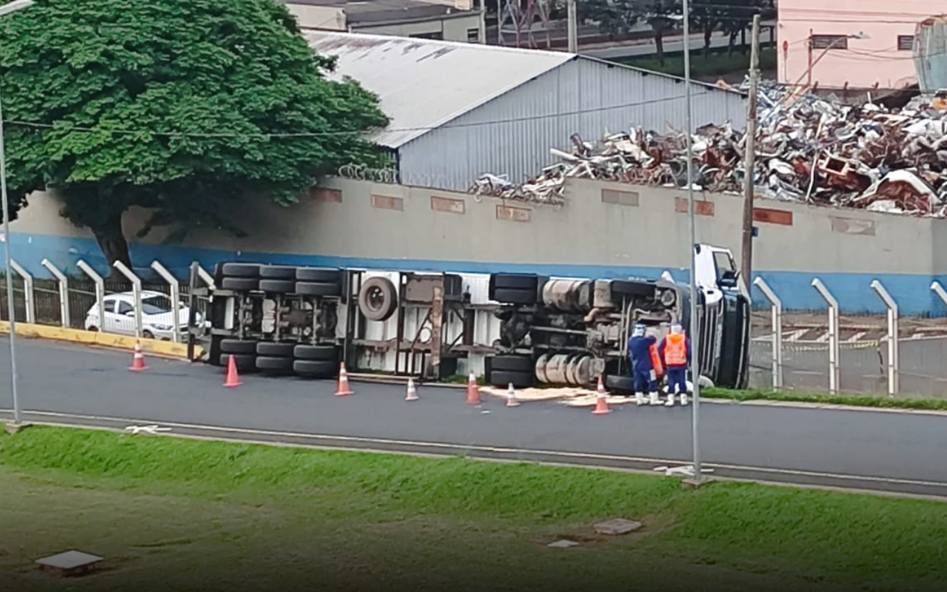 Tombamento de carreta em abatedouro de aves em Uberlândia