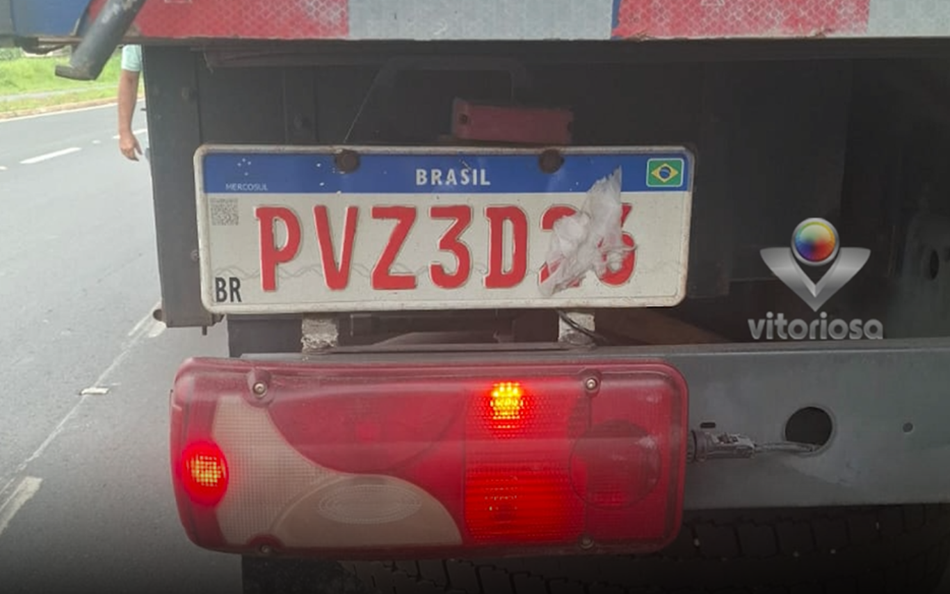 Caminhoneiro preso por ocultar placas de fiscalização com barro e papel higiênico