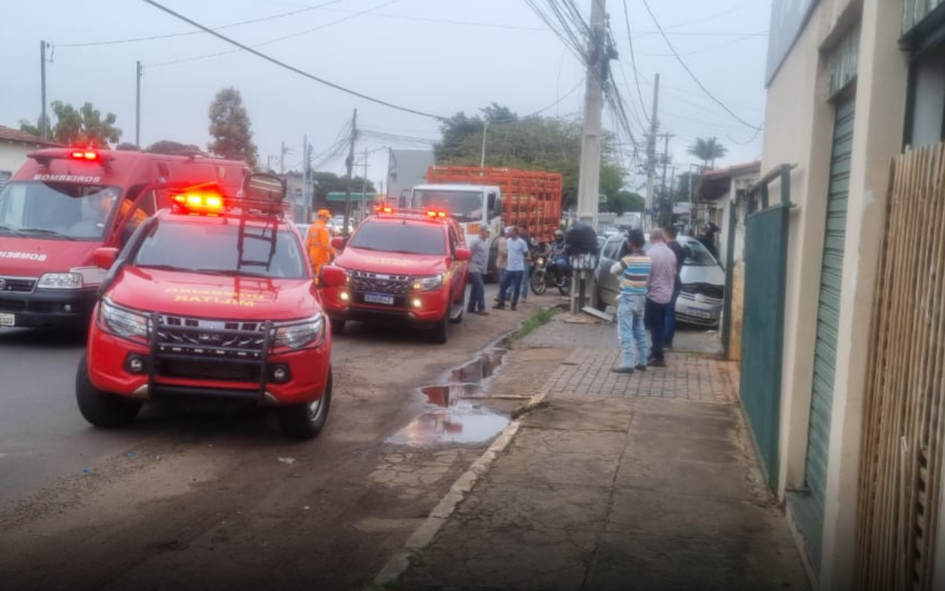 Homem colide carro em poste e muro após passar mal em Araguari