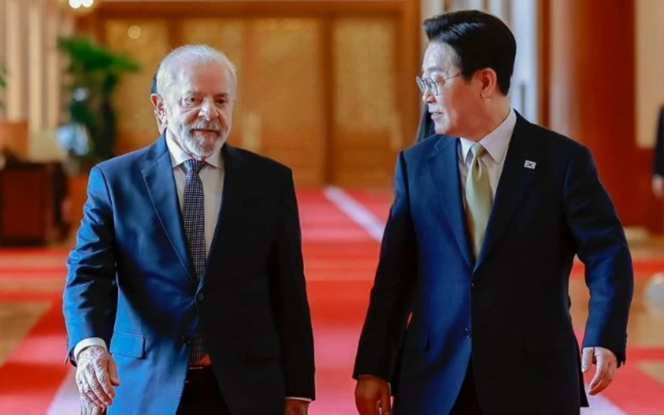 Presidente brasileiro Luiz Inácio Lula da Silva e o presidente sul-coreano Lee Jae Myun