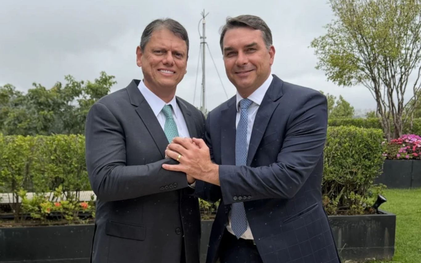 Tarcísio de Freitas e Flávio Bolsonaro se reuniram na manhã desta sexta-feira (27)