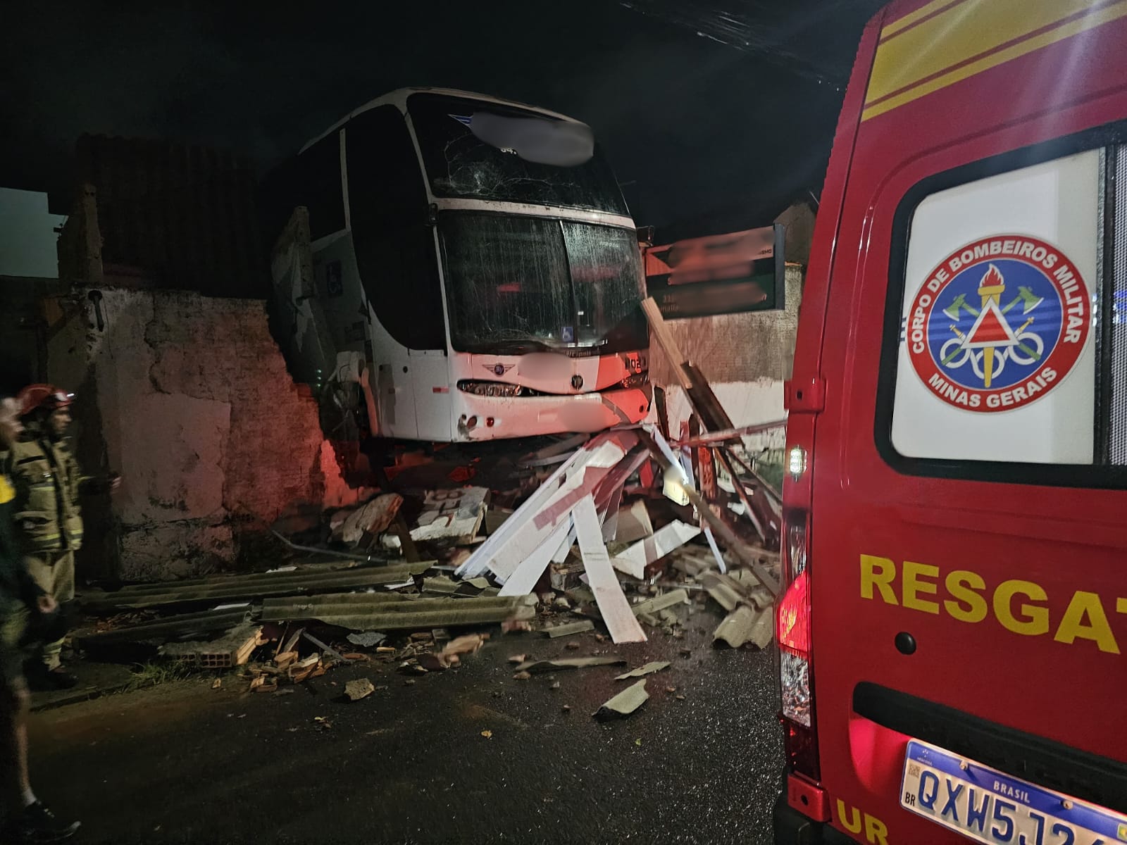 Ônibus desgovernado invade escritório em Uberaba