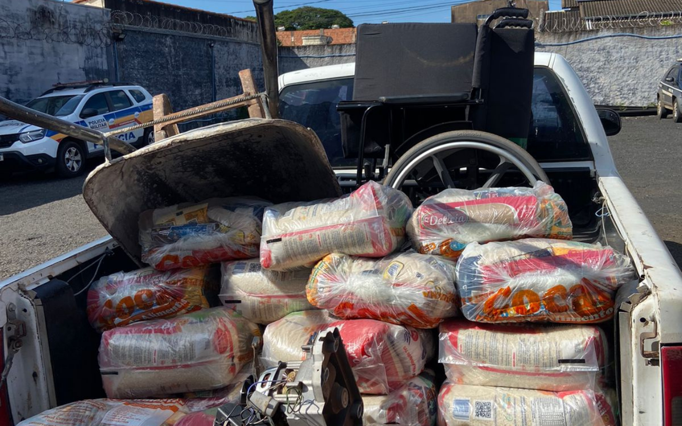 Cestas básicas recuperadas de furto no bairro Jaraguá