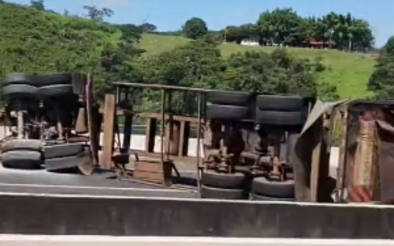 Tombamento de carreta na BR-050, entre Uberlândia e Araguari