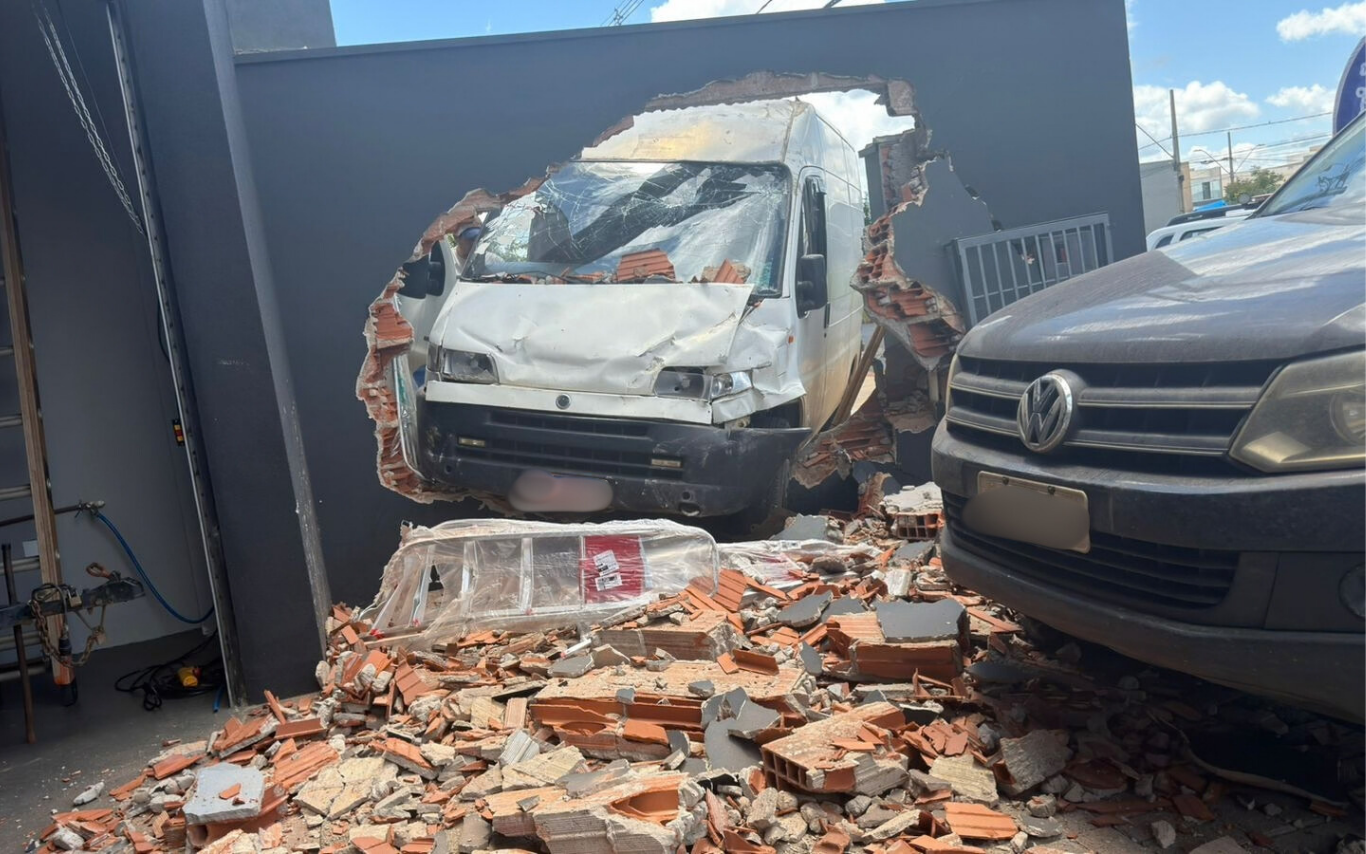 Van perde os freios e invade casa no Novo Mundo, em Uberlândia