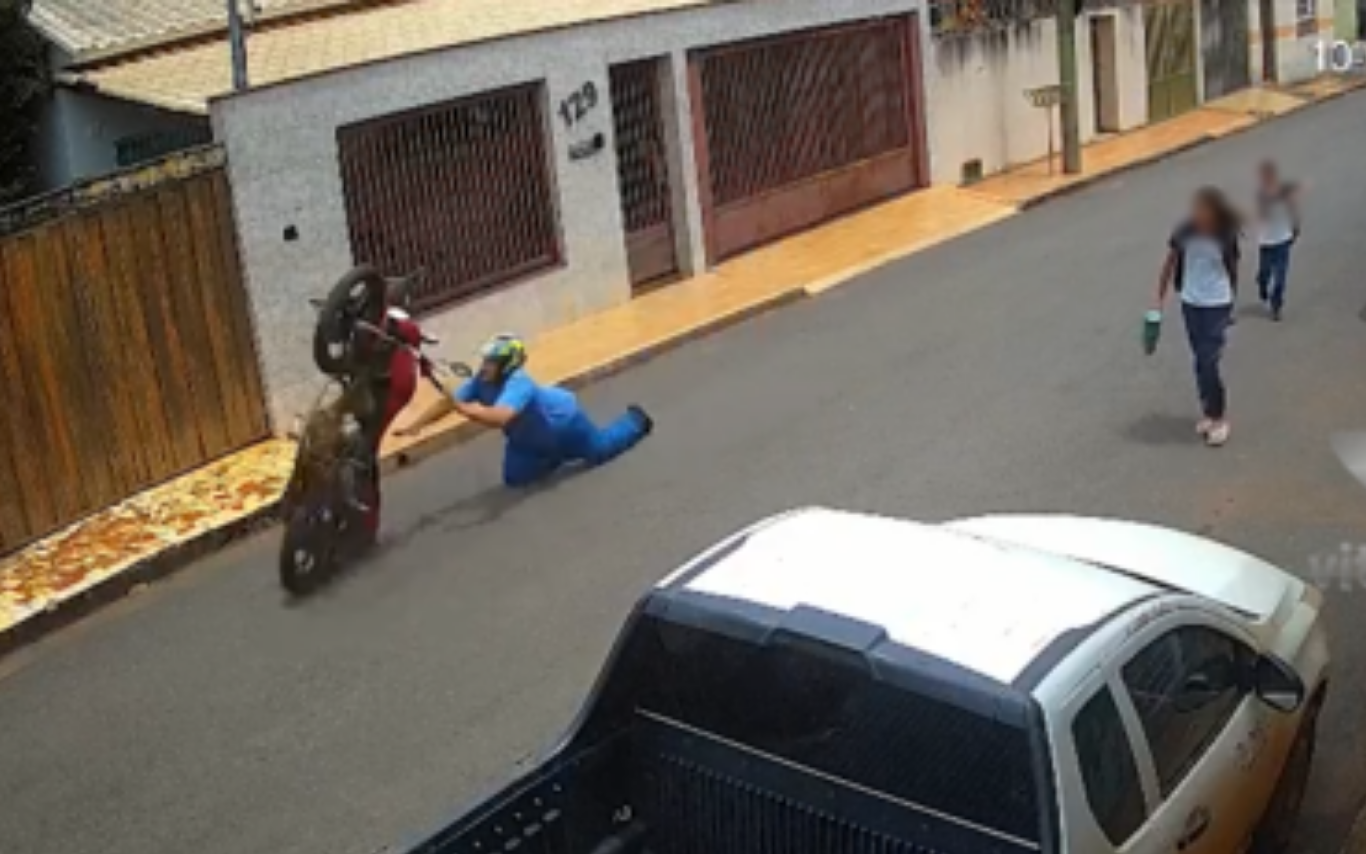 Motociclista cai após tentar "dar grau" em Lagoa Formosa