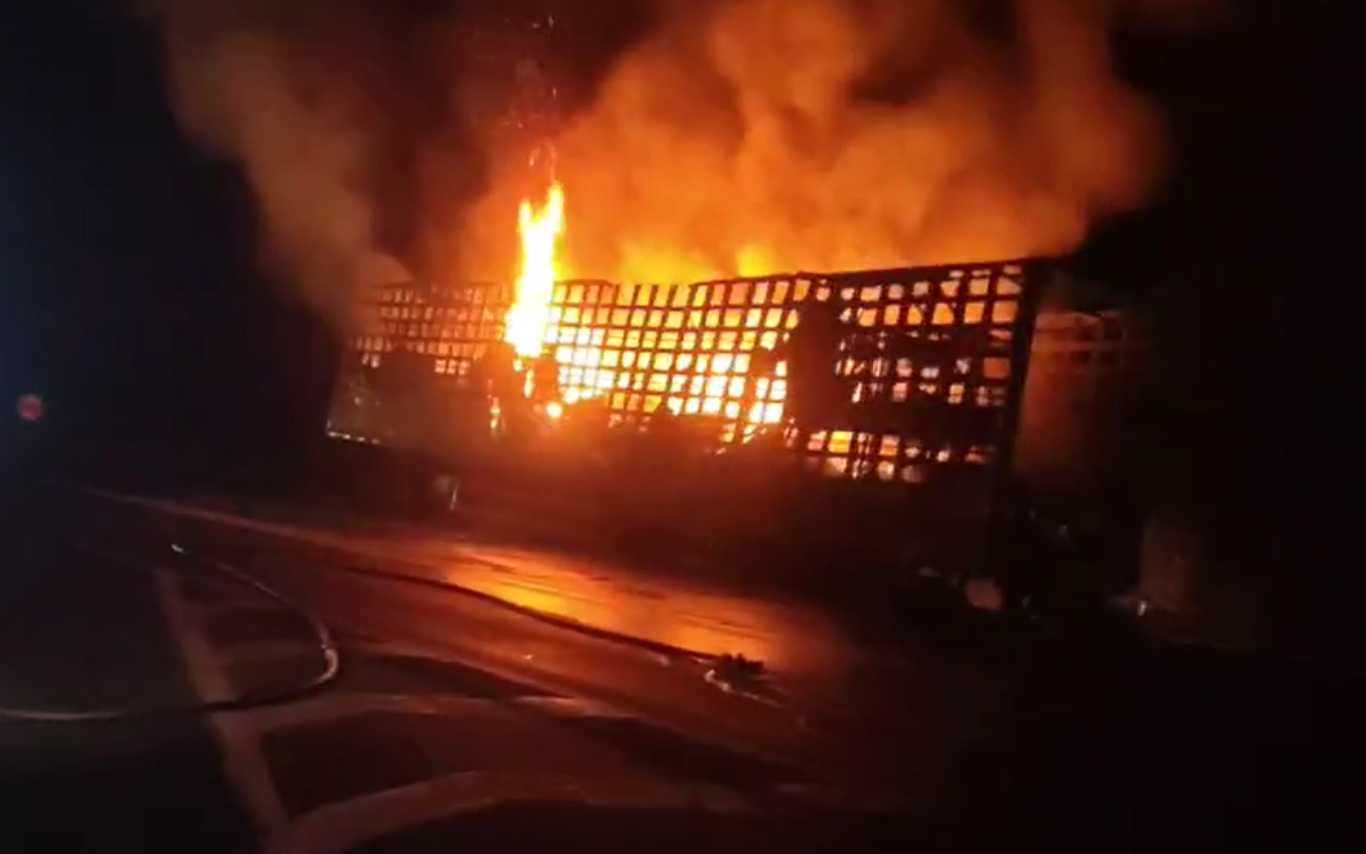 Incêndio em carreta em Indianópolis