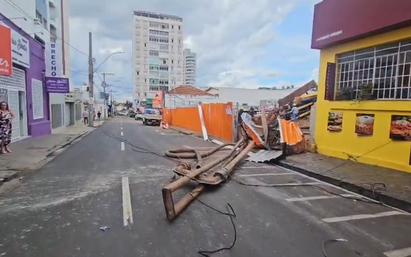 Perfuratriz hidráulica tombada no Centro de Uberlândia