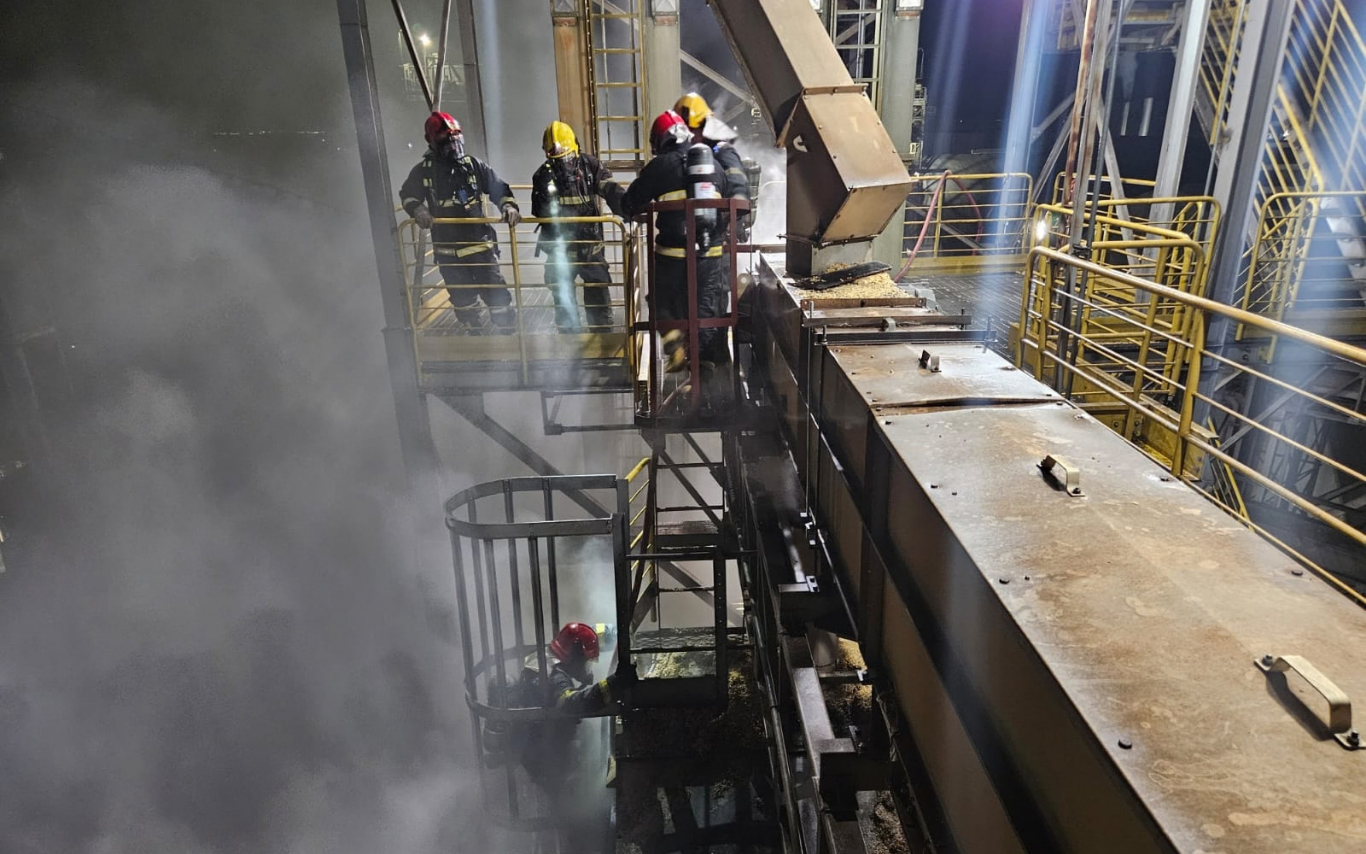Incêndio em fábrica de grãos em Araguari