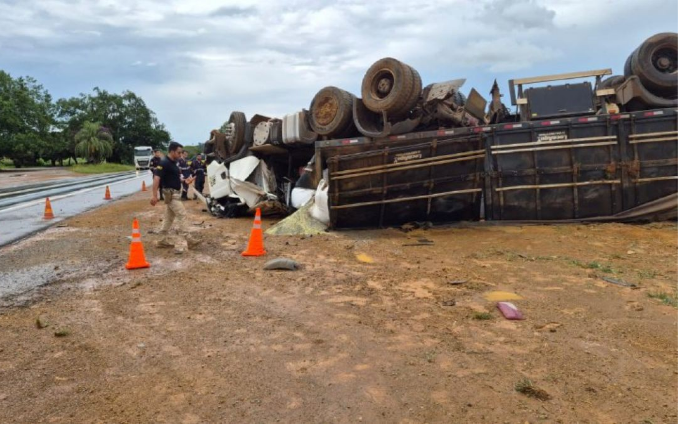 Capotamento de carreta em Patos de Minas