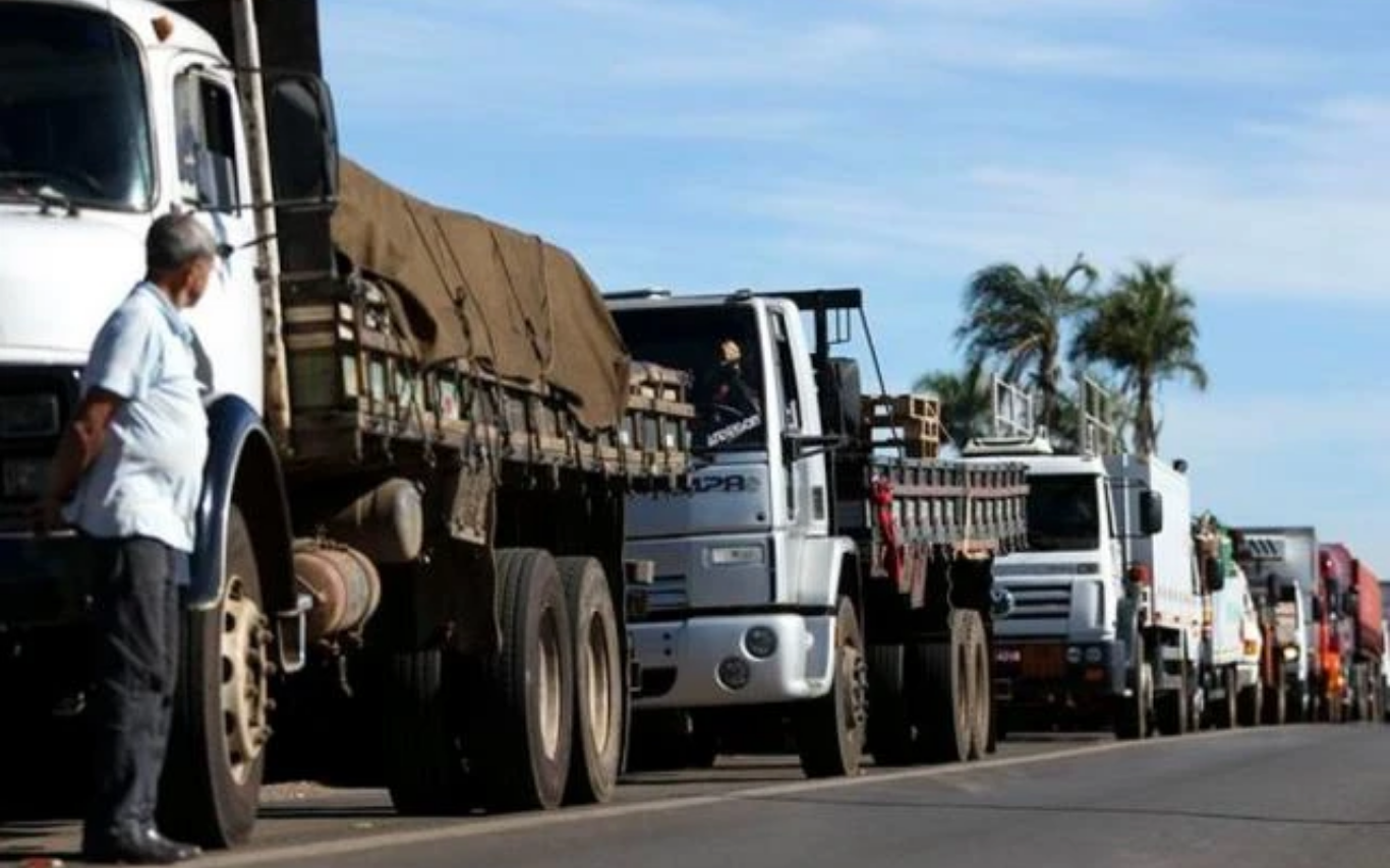 Caminhões parados em estrada