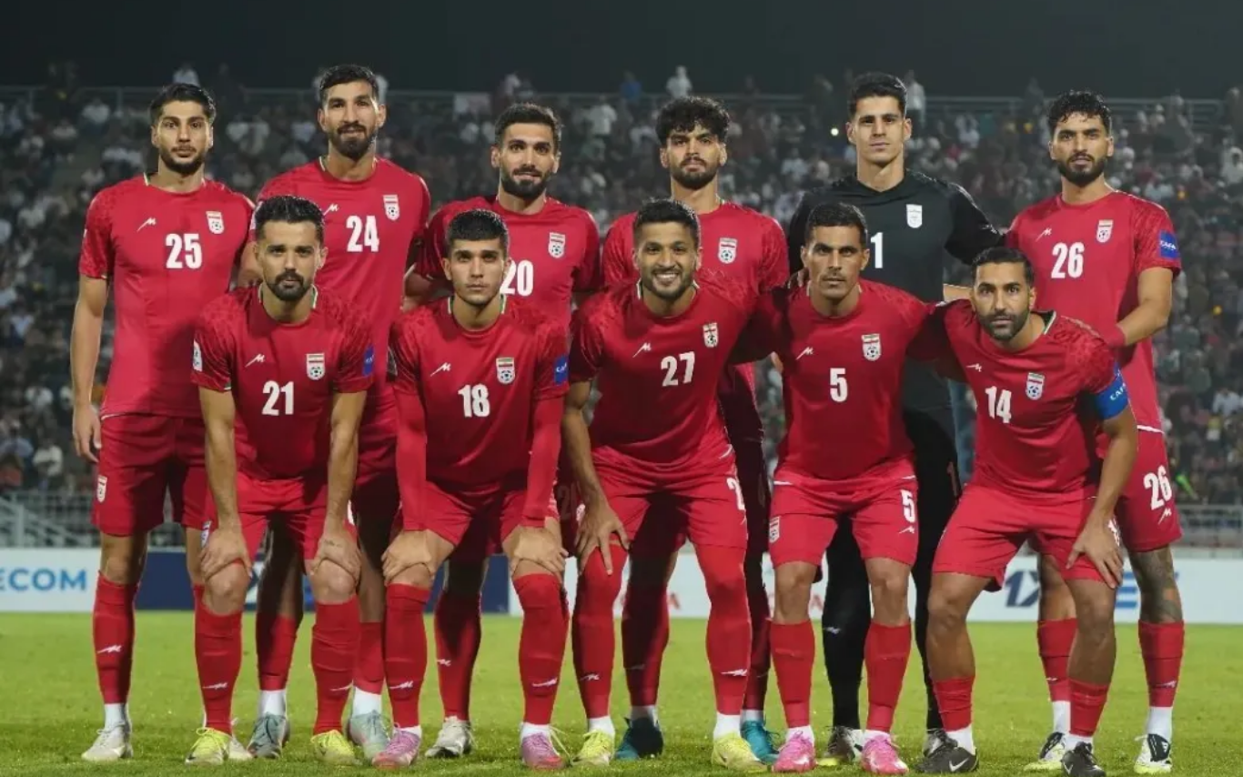 Seleção do Irã posada antes de partida